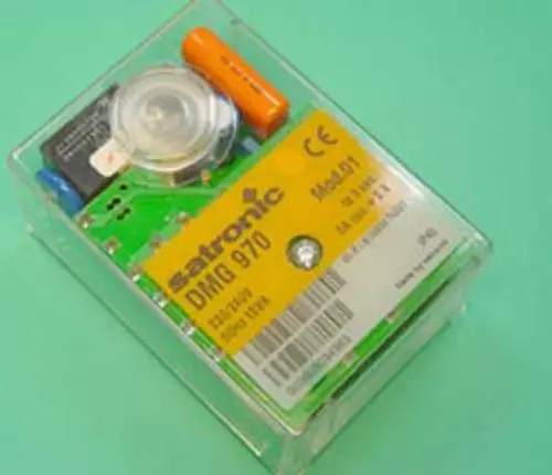 Transparente Steuerungseinheit mit einem gelben Aufkleber, auf dem "Remeha" steht, und verschiedenen elektronischen Komponenten auf einer grünen Platine.